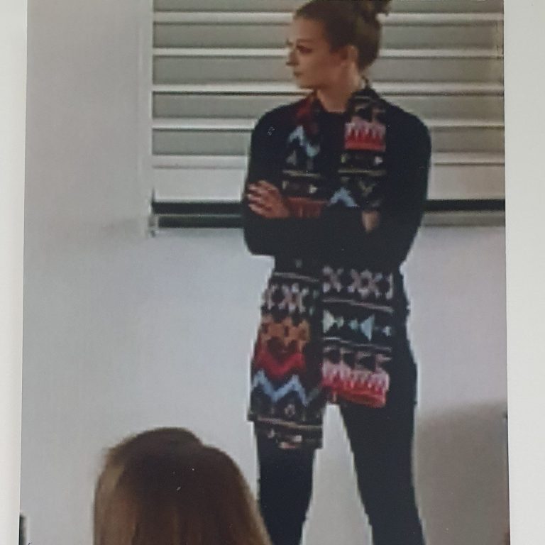 Rollende knikkers en handen tijdens een oefening in de therapie.